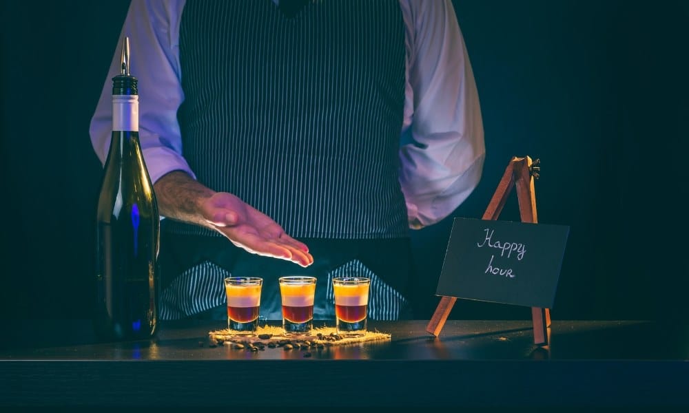 Barman servant des cocktails B52