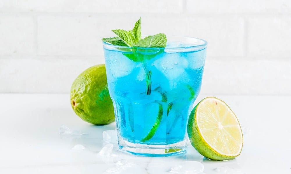 Un cocktail Blue Lemon Drop