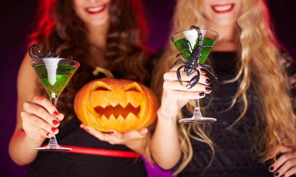 Deux femmes tenant chacun un cocktail d'halloween