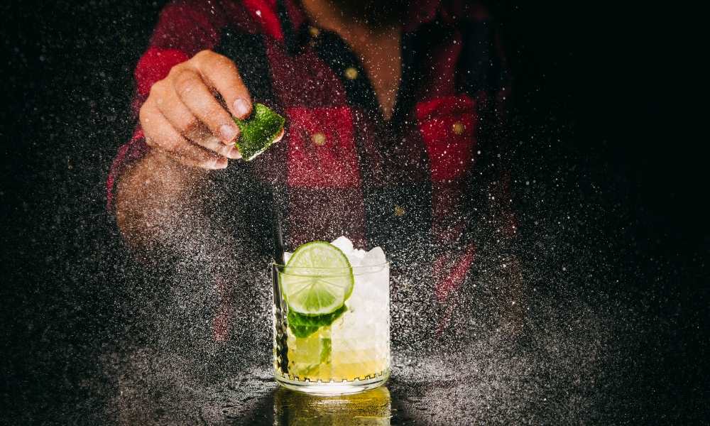 Un barman préparant un cocktail Caipirinha