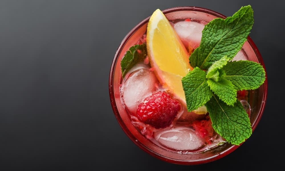 Un cocktail mojito framboise
