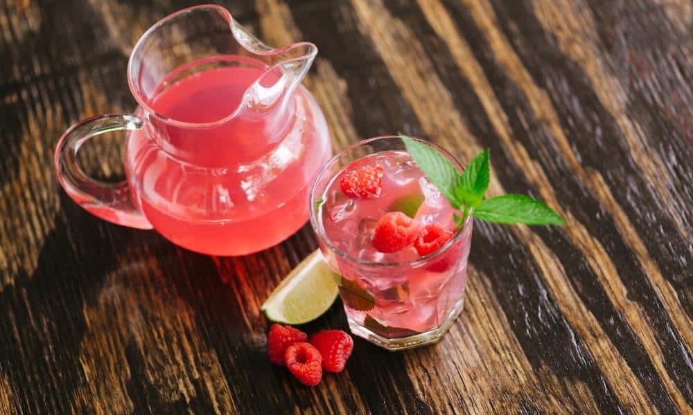 Un cocktail mojito framboise