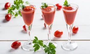 Un cocktail &agrave; base de jus de tomate