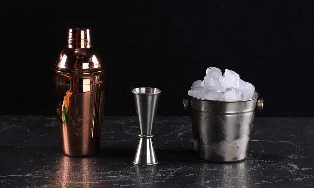 Doseur pour cocktail avec d'autres accessoires de barman