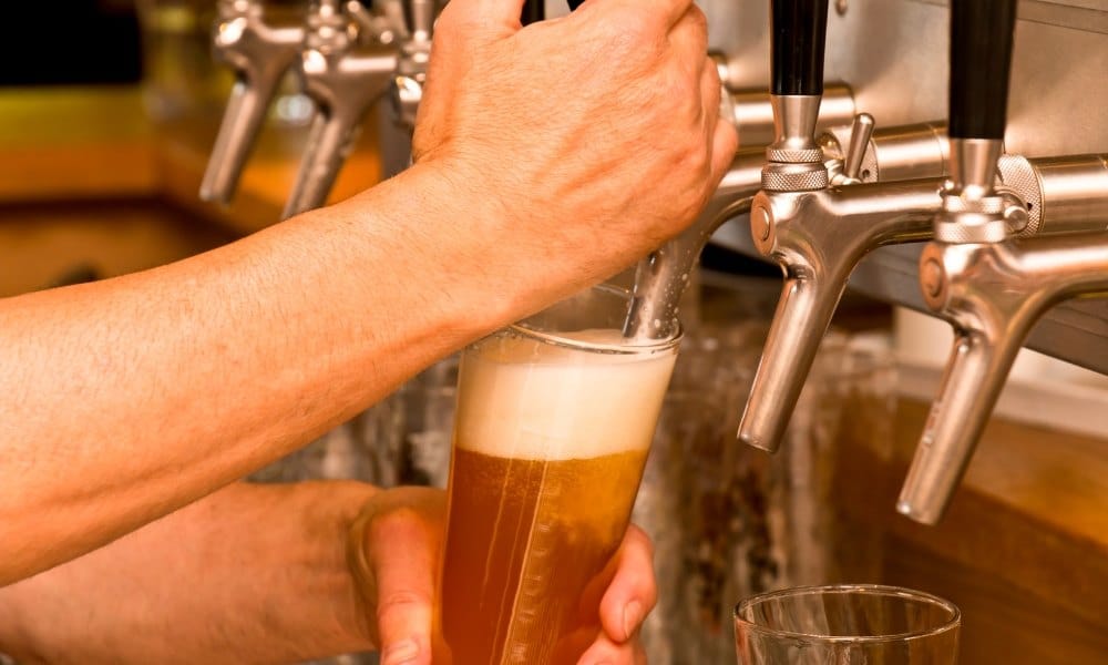 Quelqu'un se servir de la bière sur une tireuse à bière