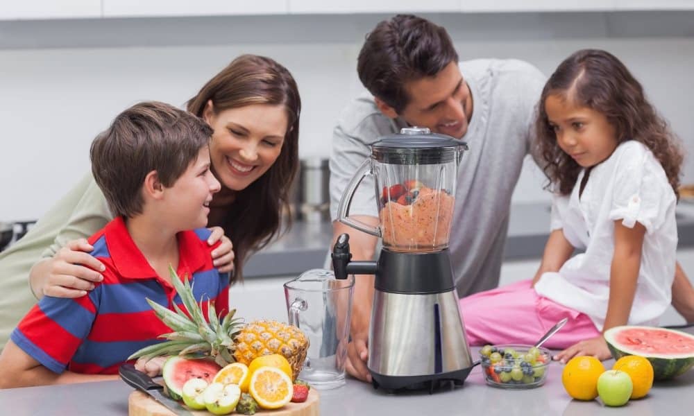 Une famille utilisant un blender pour cocktail