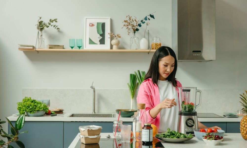 Une femme utilisant un blender pour cocktail