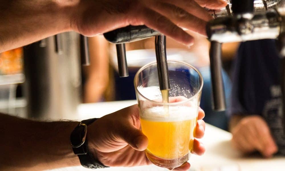 Quelqu'un versant de la bière à partir d'une tireuse à bière