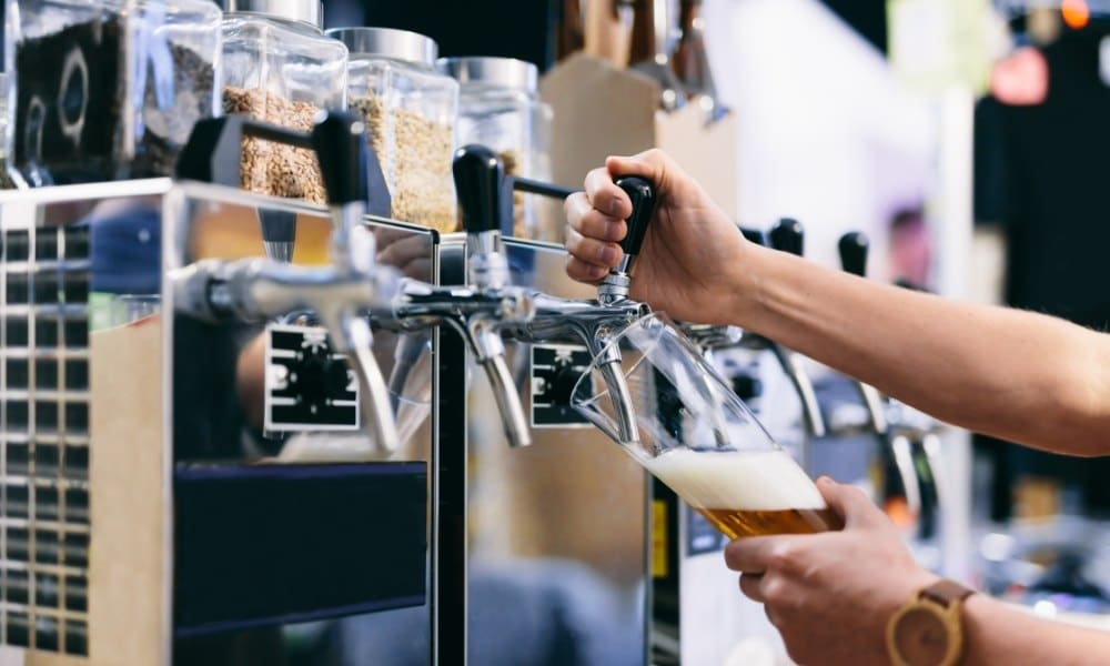 Quelqu'un versant de la bière à partir d'une tireuse à bière.