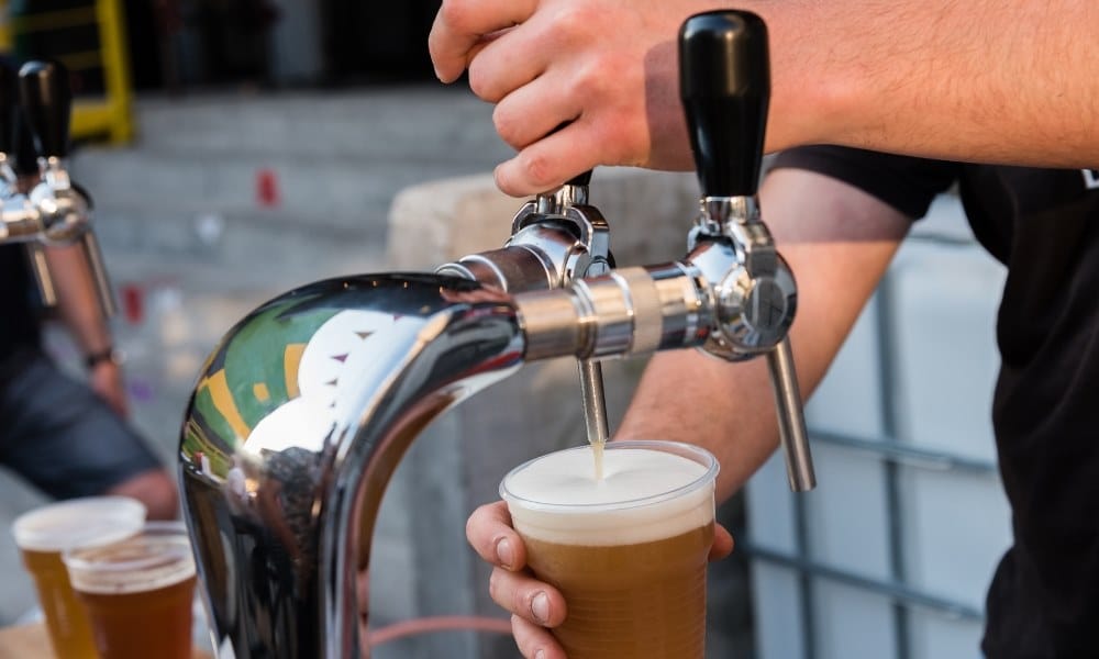 Quelqu'un versant de la bière à partir d'une tireuse à bière