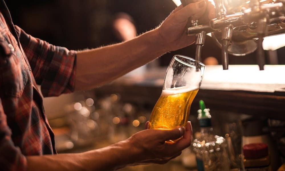 Quelqu'un versant de la bière à partir d'une tireuse à bière
