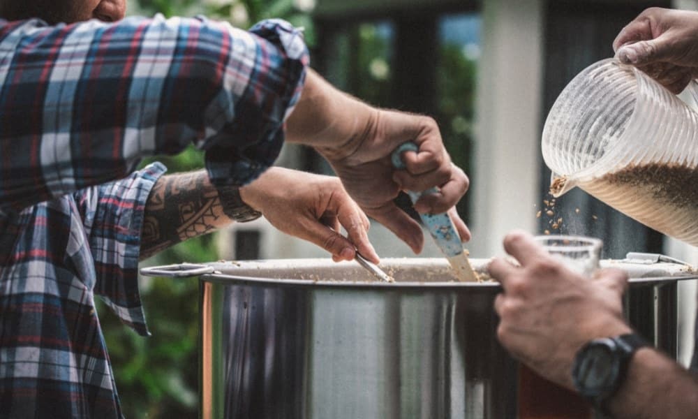 Des gens fabriquant de la bière à partir du kit de bière Brew monkey