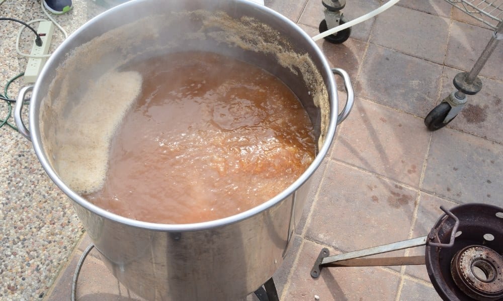 Brassage de bière maison en utilisant le kit de bière Brewferm
