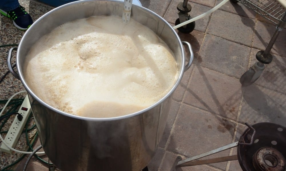 Brassage de bière fait maison en utilisant le Kit de bière Brewferm