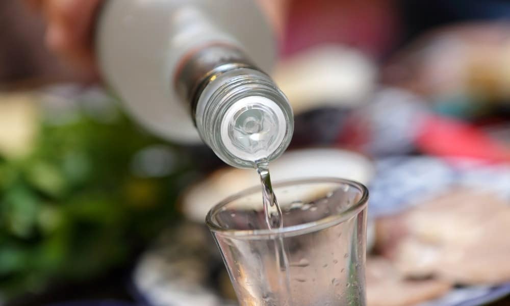 Quelqu'un versant du vodka