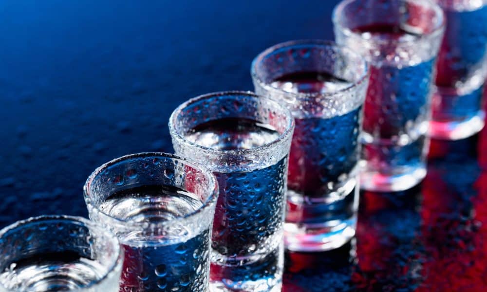 Des verres remplies du vodka