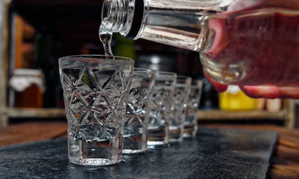 Quelqu'un versant du vodka