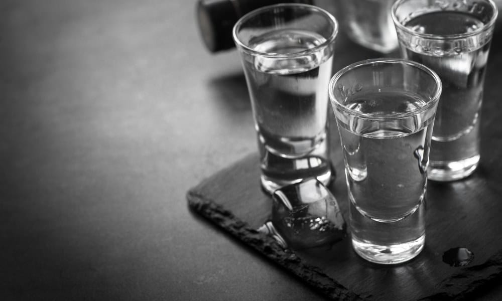 Des verres remplis de la vodka