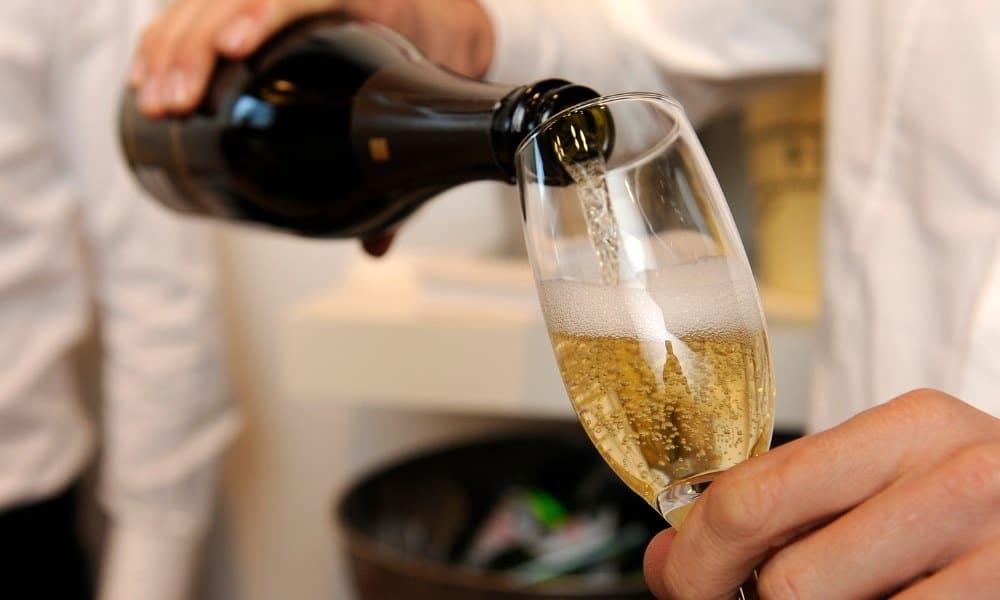 Quelqu'un versant du vin dans une verre