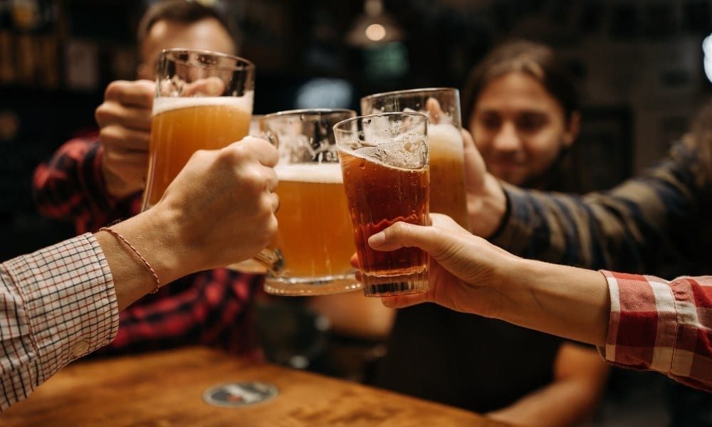 Un groupe d'amis trinquant avec de la bière