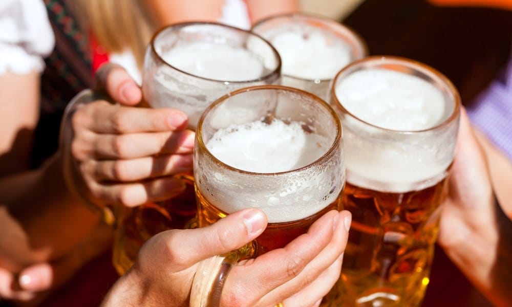 Groupe de personne trinquant avec de la bière