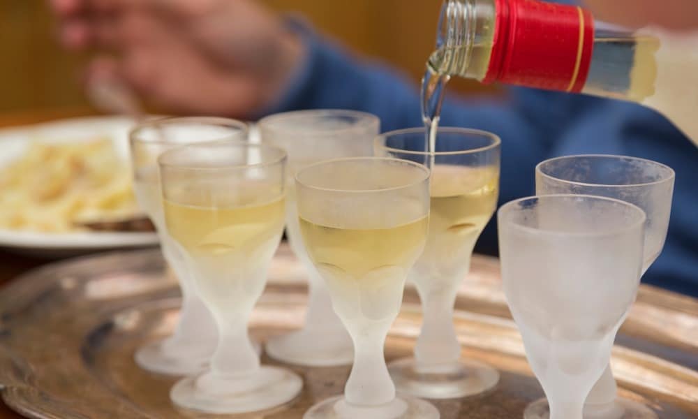 Quelqu'un versant de l'anisé dans des verres
